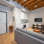 Xenia Apartments - Modern Suite In Sant\'Ambrogio
